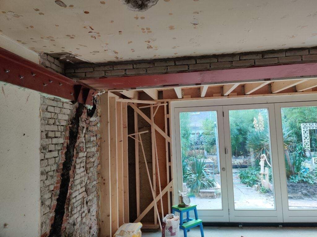 Staalbalken en stenen muur tijdens verbouwing in Utrecht